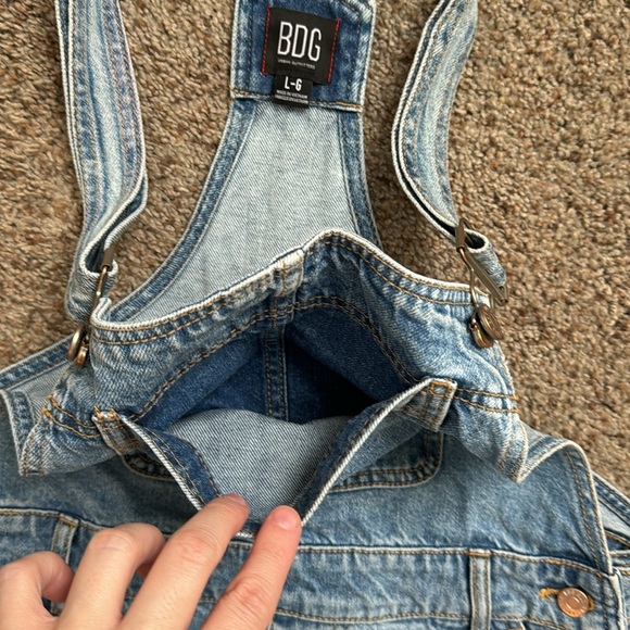 BDG Urban Outfitters Light Wash Denim Short Overalls L (8-10?) - Picture 5 of 16